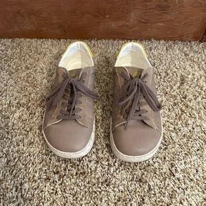 Women’s Groundies Leather Sneakers, W 7